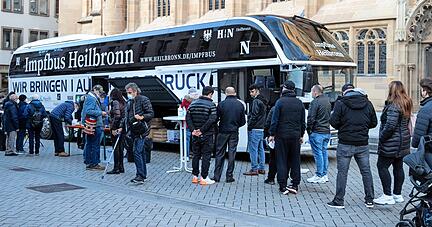 Neben dem Impfbus soll in der kommenden Woche ein Impfpunkt am Kiliansplatz den Zugang zu einer Impfung erleichtern.
Foto: Andreas Veigel