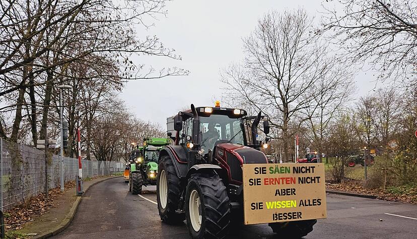 Hunderte Traktoren legten bei einem Protest auf dem Weg nach Stuttgart den Verkehr teilweise lahm.
