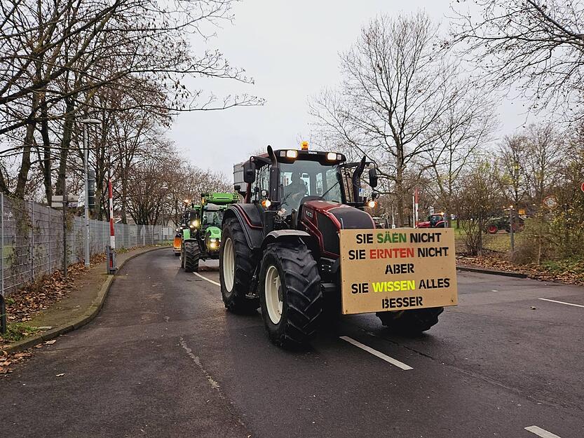Hunderte Traktoren legen am Donnerstagmorgen auf dem Weg nach Stuttgart den Verkehr teilweise lahm.