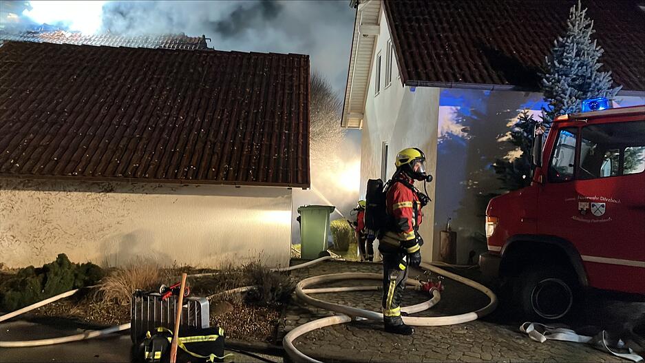 Großer Feuerwehreinsatz bei Hausbrand im Dörzbach. Großer Feuerwehreinsatz bei Hausbrand im Dörzbach.
