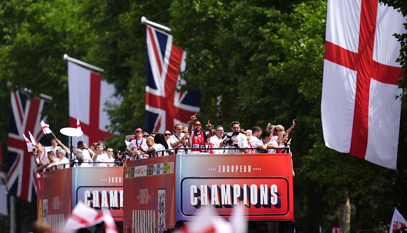 Auf den Bussen stand in großer Aufschrift «Champions».