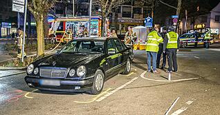 Fachleute und Polizisten stehen nach einem Unfall neben dem Unfallfahrzeug. Beim Abbiegen hatte ein 19-j&auml;hriger Autofahrer am sp&auml;ten Samstagabend zwei Personen erfasst. Wie ein Polizeisprecher auf Nachfrage mitteilt, wurde bei dem Unfall eine Person get&ouml;tet. (zu dpa: &laquo;Junger Autofahrer f&auml;hrt Fu&szlig;g&auml;ngerin tot&raquo;)