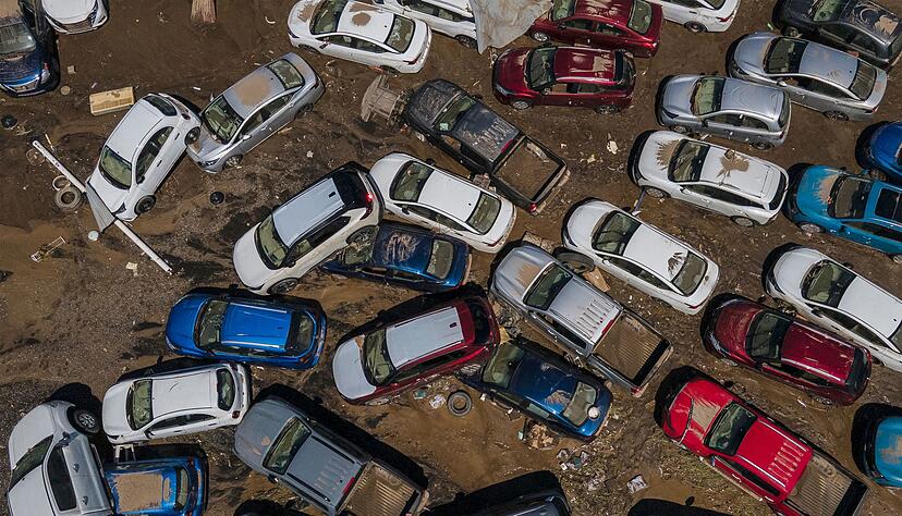 Die Schlammmassen rissen etliche Fahrzeuge mit sich.