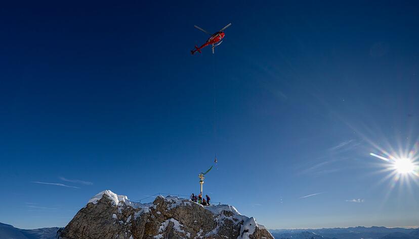 Das Kreuz schwebt am Gipfel ein. Das Kreuz schwebt am Gipfel ein.