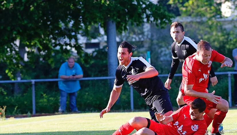 Das tut weh: Die Brackenheim (in rot) präsentierten sich gegen Croatia Bietigheim um Kai Reinhardt (oben) zu anfällig für Ausrutscher. "Wir haben zu viele Fehler gemacht", sagte VfL-Trainer Tom Irrgang.
Foto: Marc Schmerbeck Das tut weh: Die Brackenheim (in rot) präsentierten sich gegen Croatia Bietigheim um Kai Reinhardt (oben) zu anfällig für Ausrutscher. "Wir haben zu viele Fehler gemacht", sagte VfL-Trainer Tom Irrgang.
Foto: Marc Schmerbeck