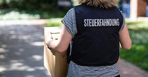 Steuerhinterziehung ist kein Kavaliersdelikt und kann weitreichende Folgen nach sich ziehen. Steuerhinterziehung ist kein Kavaliersdelikt und kann weitreichende Folgen nach sich ziehen.