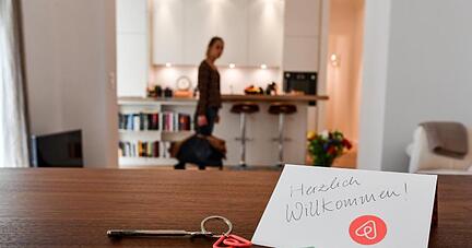Begrüßung mit Schlüssel, Magazin und Willkommen-Karte in einer Airbnb-Wohnung in Berlin.