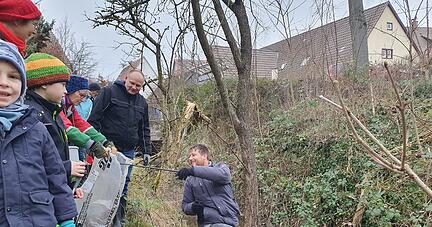 Am Neipperger Bächle sammeln Mitglieder des Obst- und Gartenbauvereins Hausen Unrat ein. Besonders stolz ist der Verein auf seine Jugendgruppe. Durch den Ausflug werden die Kinder unter anderem für die Natur sensibilisiert.
Foto: Linda Möllers