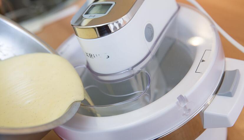 Je l&auml;nger und langsamer die Eismaschine die Masse r&uuml;hrt, umso cremiger wird das Ergebnis.