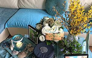 Für ihren Hund Fitz hat Sonja Hoegen einen Gedenktisch mit Fotos, Erinnerungsstücken und seiner Asche hergerichtet.
Foto: Ulrike Plapp-Schirmer Für ihren Hund Fitz hat Sonja Hoegen einen Gedenktisch mit Fotos, Erinnerungsstücken und seiner Asche hergerichtet.
Foto: Ulrike Plapp-Schirmer