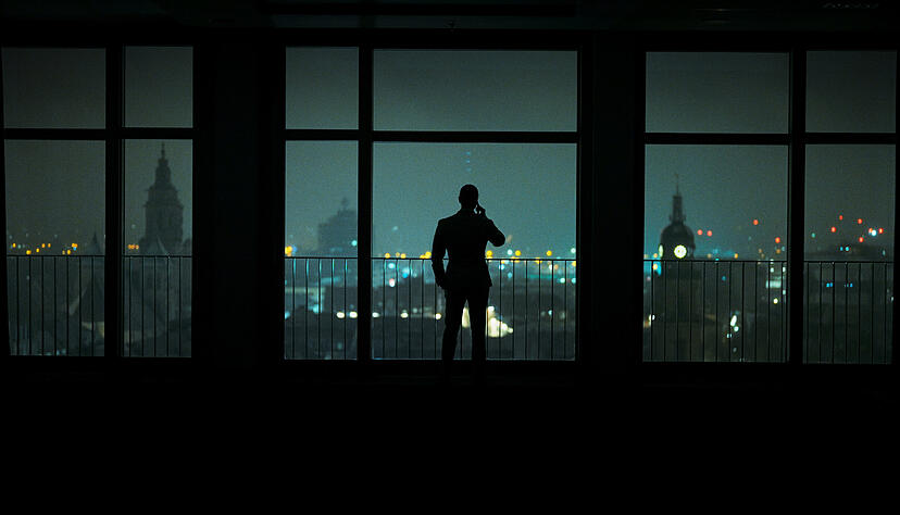 Vincent ( Florian Wünsche) blickt aus dem Parkhotel auf Heilbronns beeindruckende Skyline.