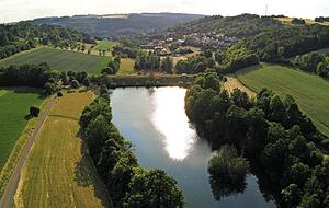 Der Stausee in Mulfingen war im vergangenen Jahr leer, wegen eines defekten Geräts. Jetzt ist er einer von aktuell zwölf geöffneten Badeseen im Hohenlohekreis.
Foto: Götz Greiner
