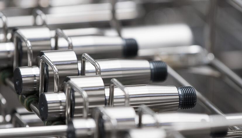 Nockenwellen liegen in der Produktion eines Automobilzulieferers auf einem Gestell. Nockenwellen liegen in der Produktion eines Automobilzulieferers auf einem Gestell.
