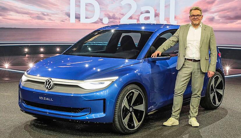 VW-Chefdesigner Andreas Nindt mit dem ID.2, der f&uuml;r 2026 angek&uuml;ndigt ist.