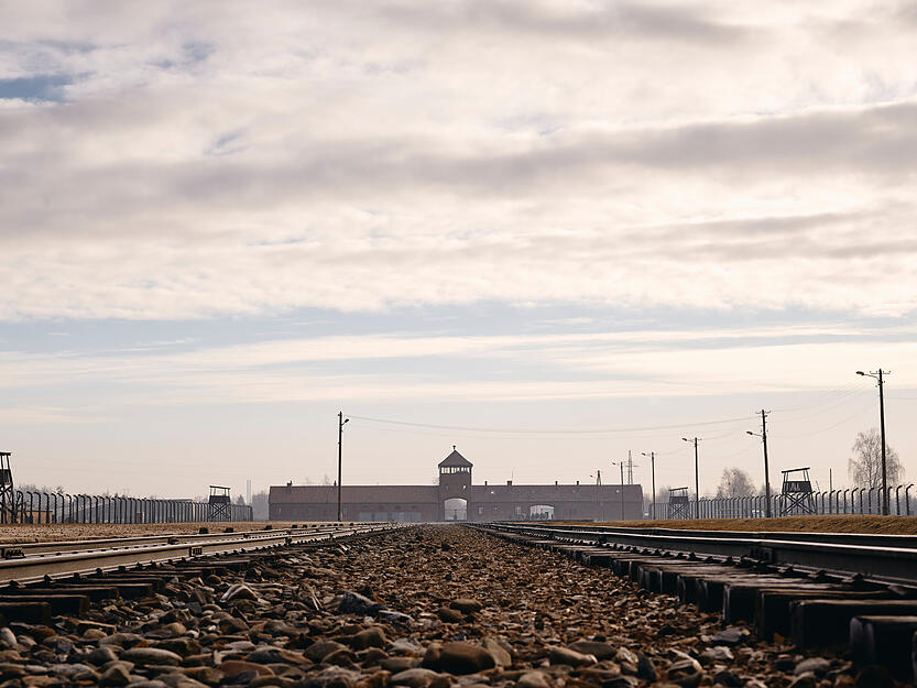 Der Eingang des Vernichtungslagers Auschwitz-Birkenau, das am 27. Januar 1945 von der Roten Armee der Sowjetunion befreit wurde.
