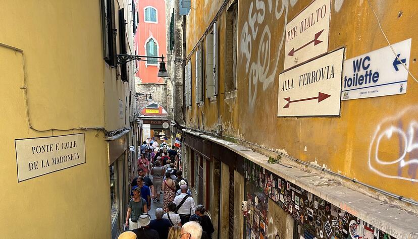 In Venedigs engen Gassen sind viele Taschendiebe unterwegs. (Archivbild) In Venedigs engen Gassen sind viele Taschendiebe unterwegs. (Archivbild)