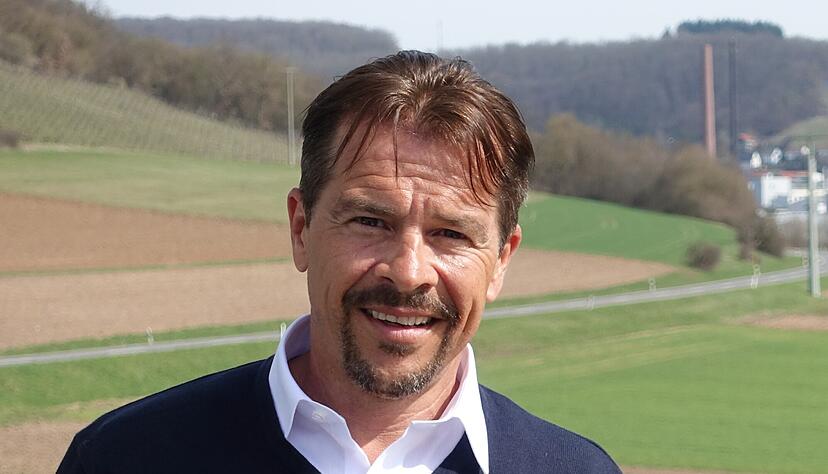 Friedrich M&uuml;ller mit einer Kombination nach seinem Geschmack: Ein Koaxialventil, das f&uuml;r einen Fu&szlig;ballpokal verwendet wurde.