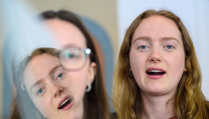 Als Logop&auml;din arbeitet Selma Klee (r) sowohl mit Kindern als auch mit Erwachsenen. W&auml;hrend der Therapie &uuml;bt sie mit Patientinnen etwa das Ansaugen der Zunge.