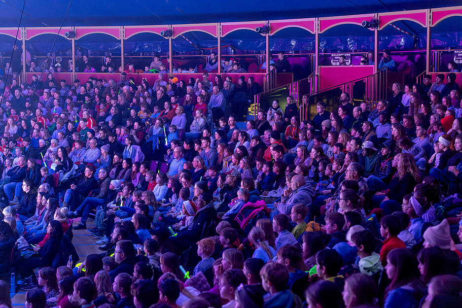 Der Verein Miteinander e.V. organisiert kostenlose Sondervorstellung im Weihnachtszirkus f&uuml;r rund 2000 Kinder.