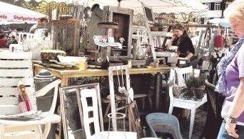Schöner Trödel: Jede Menger hübscher Sachen fanden Liebhaber nostalgischer Dinge auf dem großen Trödelmarkt mit 100 Beschickern.Fotos: Tscherwitschke Schöner Trödel: Jede Menger hübscher Sachen fanden Liebhaber nostalgischer Dinge auf dem großen Trödelmarkt mit 100 Beschickern.Fotos: Tscherwitschke