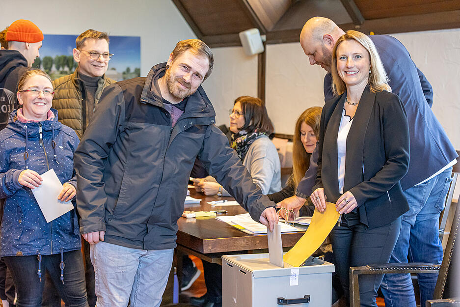 Im Rathaus in Lauffen am Neckar herrscht reger W&auml;hlerandrang. B&uuml;rgermeisterin Sarina Pfr&uuml;nder (rechts) hat ebenfalls bereits ihre Stimme abgegeben.