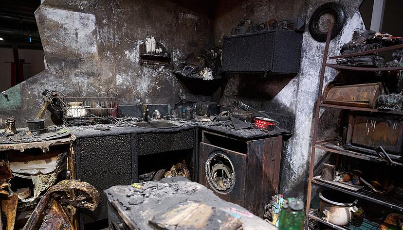 Die K&uuml;che ist nach dem Brand nicht mehr benutzbar. Das Feuer im Juli hat auch noch weitere Teile der Wohnung im Raum Heilbronn zerst&ouml;rt.
Symbolfoto: Bernd Thissen/dpa