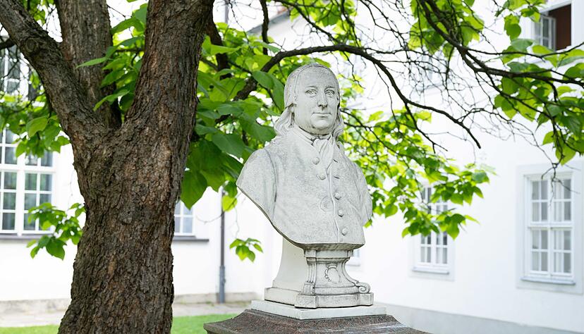 Ein Denkmal erinnert in Herrnhut an Nikolaus Ludwig Graf von Zinzendorf, der protestantischen Glaubensfl&uuml;chtlingen Asyl in der Lausitz bot.(Archivfoto)