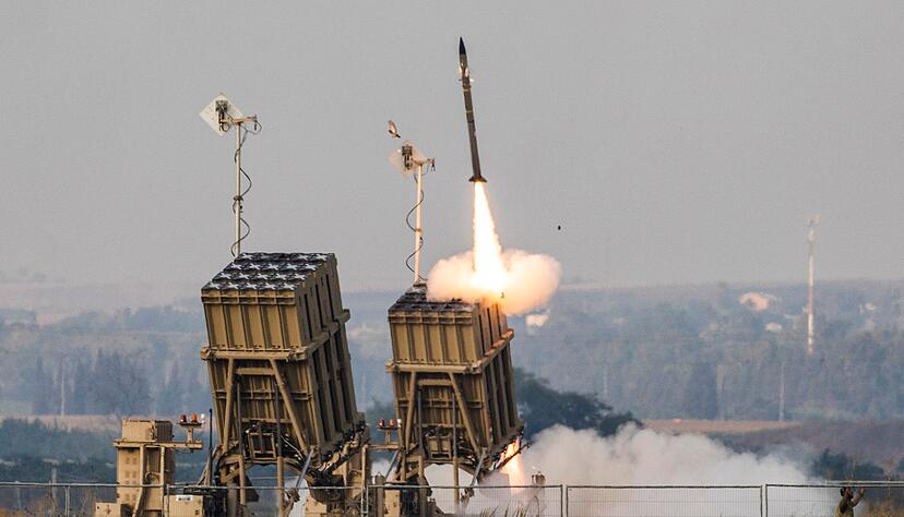 Das Iron-Dome-Raketenabwehrsystem feuert eine Abfangrakete ab.