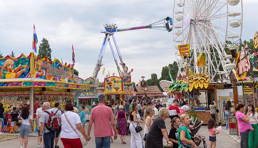 In Bad Wimpfen bestimmt der Talmarkt das Jahr. Zur 1058. Ausgabe rechnet der Veranstalter wieder mit Tausenden von Besuchern.
Fotos: Mario Berger In Bad Wimpfen bestimmt der Talmarkt das Jahr. Zur 1058. Ausgabe rechnet der Veranstalter wieder mit Tausenden von Besuchern.
Fotos: Mario Berger