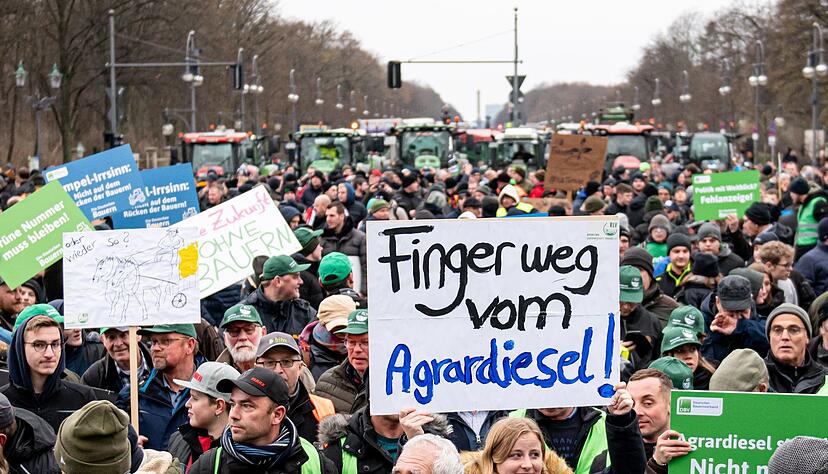 Auf einer Demonstration des Deutschen Bauernverbandes unter dem Motto «Zu viel ist zu viel! Jetzt ist Schluss!» hält jemand ein Schild mit der Aufschrift „Finger weg vom Agrardiesel“ hoch. Auf einer Demonstration des Deutschen Bauernverbandes unter dem Motto «Zu viel ist zu viel! Jetzt ist Schluss!» hält jemand ein Schild mit der Aufschrift „Finger weg vom Agrardiesel“ hoch.