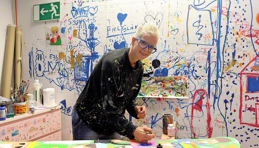 Nicht nur ihre Malerei, auch das Atelier von Maren Valenti sieht nach Pop-Art-Kunst aus. Zu finden ist es in den Mannheimer Quadraten. Foto: Matthias Heibel