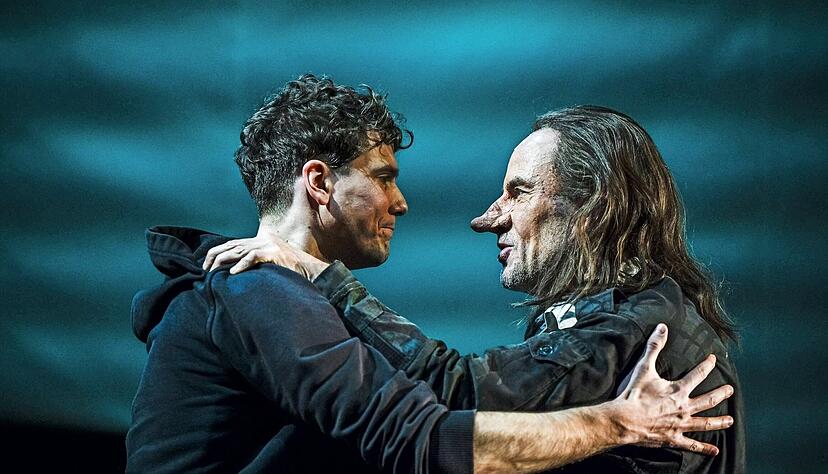 Eine spezielle Männerfreundschaft: Christian (Felix Strobel, links) und Cyrano (Matthias Leja). Eine spezielle Männerfreundschaft: Christian (Felix Strobel, links) und Cyrano (Matthias Leja).