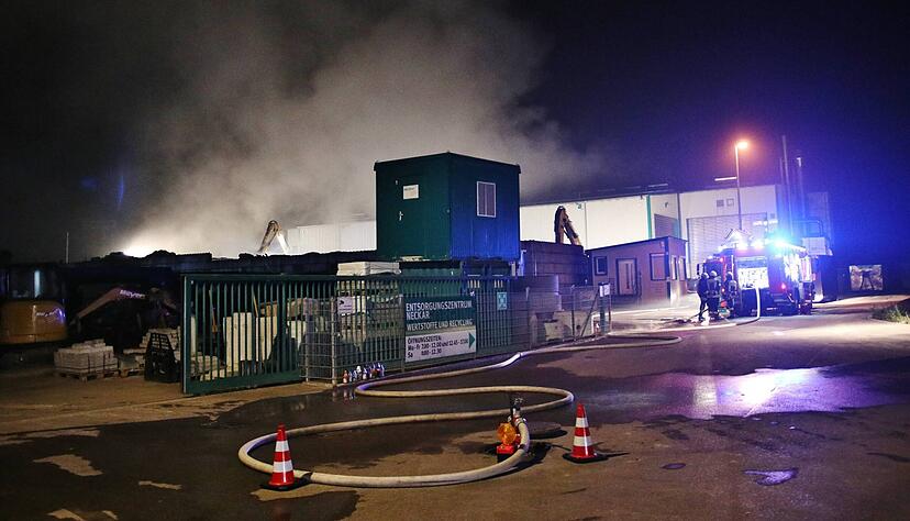 Bei dem Großbrand war die Feuerwehr bis in die Morgenstunden im Einsatz. Bei dem Großbrand war die Feuerwehr bis in die Morgenstunden im Einsatz.