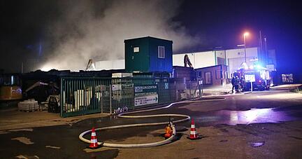 Bei dem Großbrand war die Feuerwehr bis in die Morgenstunden im Einsatz. Bei dem Großbrand war die Feuerwehr bis in die Morgenstunden im Einsatz.