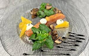 In Orangen gebeizter Lachs mit Feldsalat.