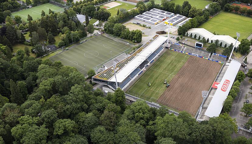 Der Rasen auf dem Trainingsgelände der Schweizer Mannschaft wird von Mitarbeitern des "Stadions auf der Waldau" entfernt. Der Rasen wird in den nächsten zwei Tagen ersetzt. Die Schweizer Fussballnationalmannschaft ist während der EM in Stuttgart stationiert. Der Rasen auf dem Trainingsgelände der Schweizer Mannschaft wird von Mitarbeitern des "Stadions auf der Waldau" entfernt. Der Rasen wird in den nächsten zwei Tagen ersetzt. Die Schweizer Fussballnationalmannschaft ist während der EM in Stuttgart stationiert.