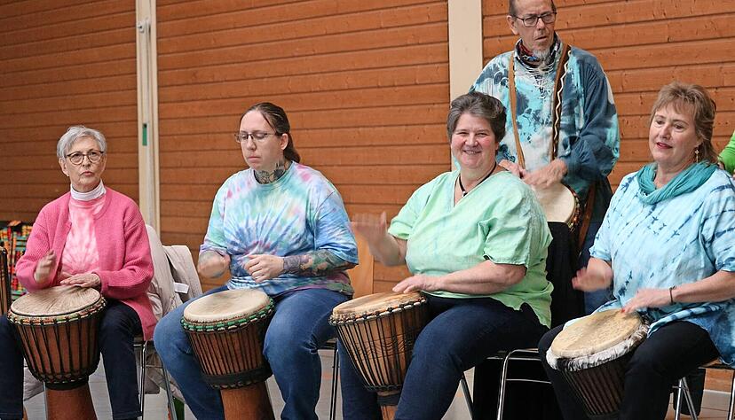 Die Trommelgruppe Alujo aus Sindringen sorgte neben der B&uuml;hne zwischen den Redebeitr&auml;gen f&uuml;r rhythmische Intermezzi. Auf der anderen Seite gab der Musikverein Forchtenberg z&uuml;nftige Blasmusik zum Besten.