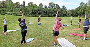 Sportlich, sportlich, jeden Tag, von morgens bis abends: Die TSG Heilbronn hat 26 Sparten. Hier wird im kleinen (Corona-)Kreis Faszientraining praktiziert.
Foto: Ralf Seidel