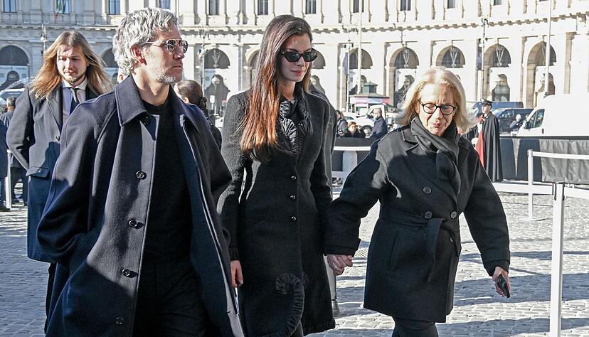 Prominente wie Anne Hathaway trauern um Valentino.