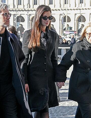 Prominente wie Anne Hathaway trauern um Valentino.