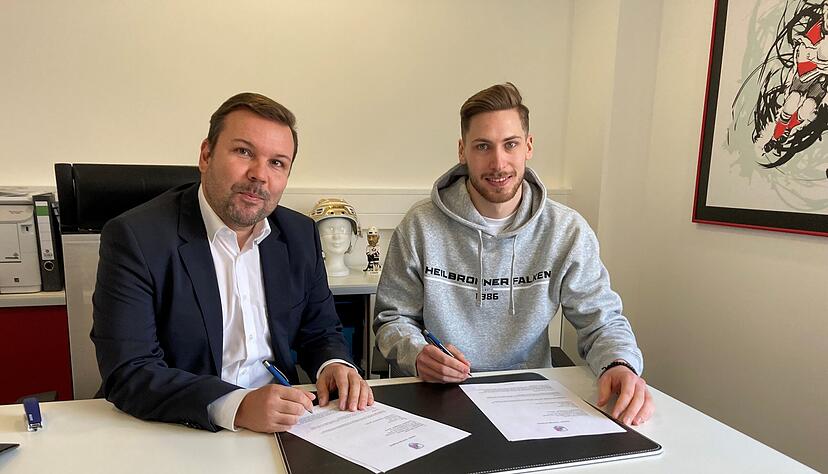 Vertrag um zwei Jahre verlängert: Falken-Stürmer Julian Lautenschlager (rechts) und Interimsgeschäftsführer Timo Ruf setzen ihre Unterschriften unter das neue Arbeitspapier des 25-Jährigen. Vertrag um zwei Jahre verlängert: Falken-Stürmer Julian Lautenschlager (rechts) und Interimsgeschäftsführer Timo Ruf setzen ihre Unterschriften unter das neue Arbeitspapier des 25-Jährigen.