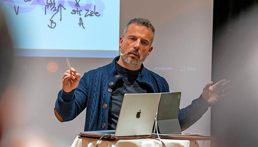 Javier Villalba-Diez ist Professor an der Hochschule Heilbronn.