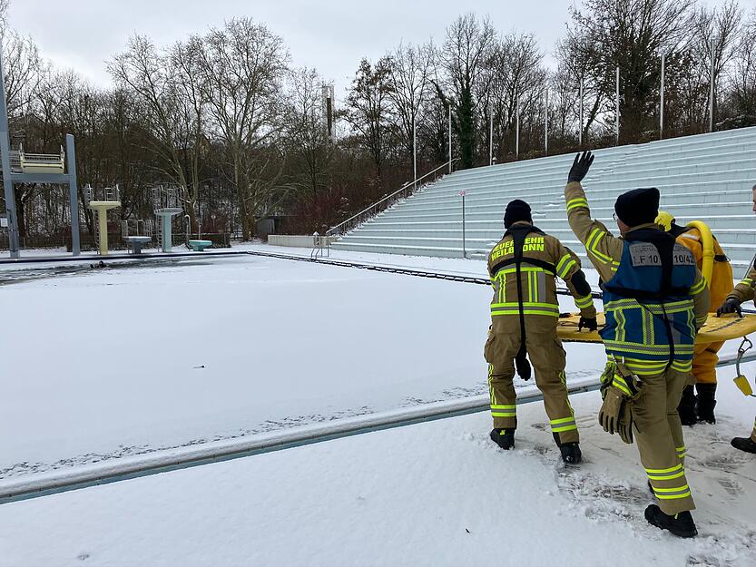 Ein seltener Anblick: Das Freibad Neckarhalde ist mit Schnee und Eis bedeckt. Perfekte Konditionen f&uuml;r die Feuerwehr Heilbronn, um eine Eisrettungs&uuml;bung durchzuf&uuml;hren.