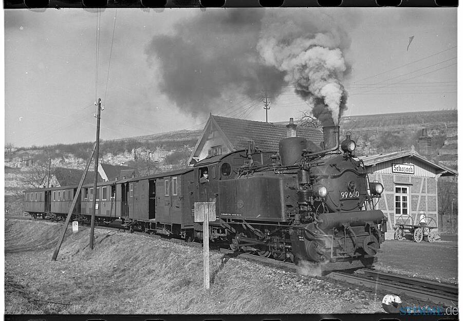 Die Dampflok  beim Halt vor dem Schozacher Bahnhof im Jahr 1957.