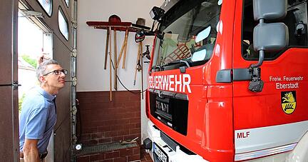 Auf Tour: Neulich informierte sich Bürgermeisterkandidat Patrick Dillig im Feuerwehrhaus in Eberstadt-Hölzern über die Ausstattung der Wehr.
Foto: privat Auf Tour: Neulich informierte sich Bürgermeisterkandidat Patrick Dillig im Feuerwehrhaus in Eberstadt-Hölzern über die Ausstattung der Wehr.
Foto: privat