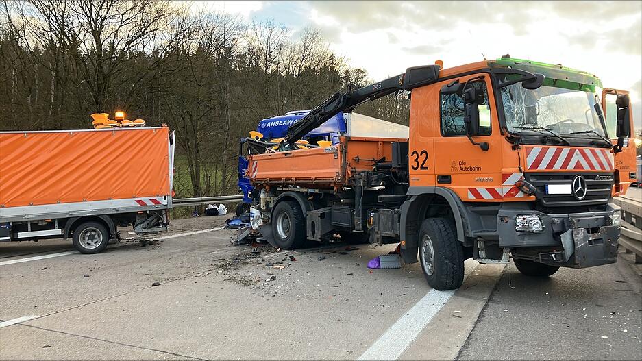 Ein polnischer Sattelzug ist auf der A81 bei Widdern in einen Baustellenbereich gefahren. Ein polnischer Sattelzug ist auf der A81 bei Widdern in einen Baustellenbereich gefahren.