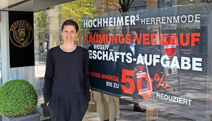 Die Tochter von Edgar Hochheimer, Sarah Augustin, managt den Räumungsverkauf des Herrenmodeladens in der Klarastraße.Foto: Bärbel Kistner Die Tochter von Edgar Hochheimer, Sarah Augustin, managt den Räumungsverkauf des Herrenmodeladens in der Klarastraße.Foto: Bärbel Kistner