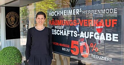 Die Tochter von Edgar Hochheimer, Sarah Augustin, managt den R&auml;umungsverkauf des Herrenmodeladens in der Klarastra&szlig;e.Foto: B&auml;rbel Kistner
