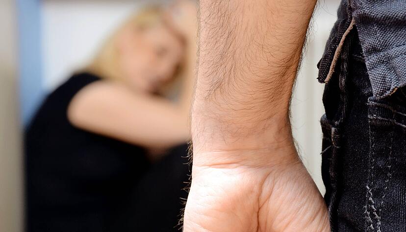Häusliche und sexuelle Gewalt sind auch im Hohenlohekreis keine Seltenheit. Um Betroffene zu beraten, Fachkräfte fortzubilden und allgemeine Aufklärungsarbeit zu leisten, gibt es eine Informations- und Kooperationsstelle. Häusliche und sexuelle Gewalt sind auch im Hohenlohekreis keine Seltenheit. Um Betroffene zu beraten, Fachkräfte fortzubilden und allgemeine Aufklärungsarbeit zu leisten, gibt es eine Informations- und Kooperationsstelle.