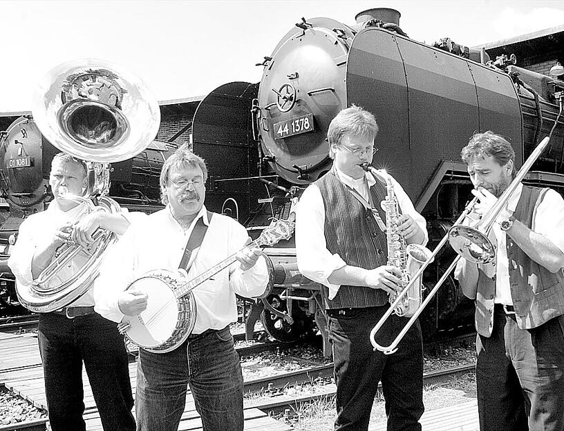 2001: Zum Fest auf dem Eisenbahnmuseumsgel&auml;nde spielt das Odtime Jazz Collegium. Das S&uuml;ddeutsche Eisenbahnmuseum Heilbronn ist 2001 auf dem Gel&auml;nde des ehemaligen Bahnbetriebswerks er&ouml;ffnet.